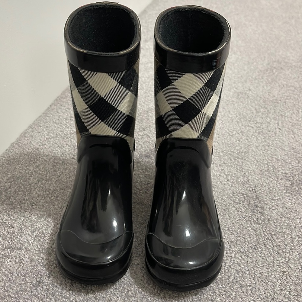 Girls Burberry boots size 29 color black with Burberry print